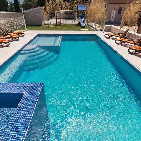 Maxima 2km Beach Villa Pula