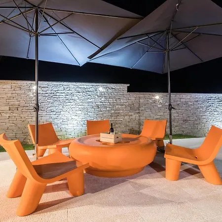 Maxima 2km Beach Villa *
