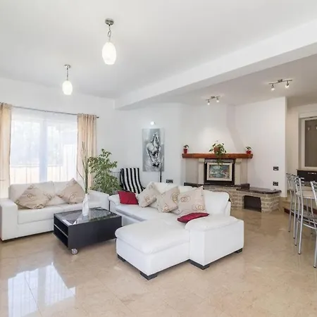 Maxima 2km Beach Villa *